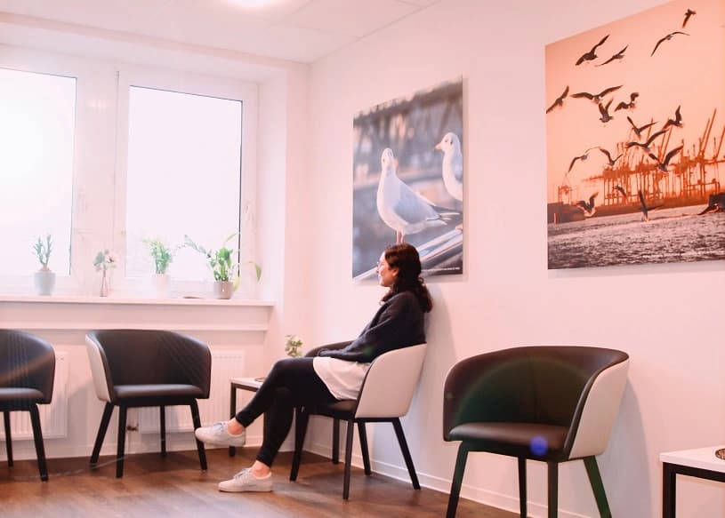 Patientin sitzt im Wartezimmer