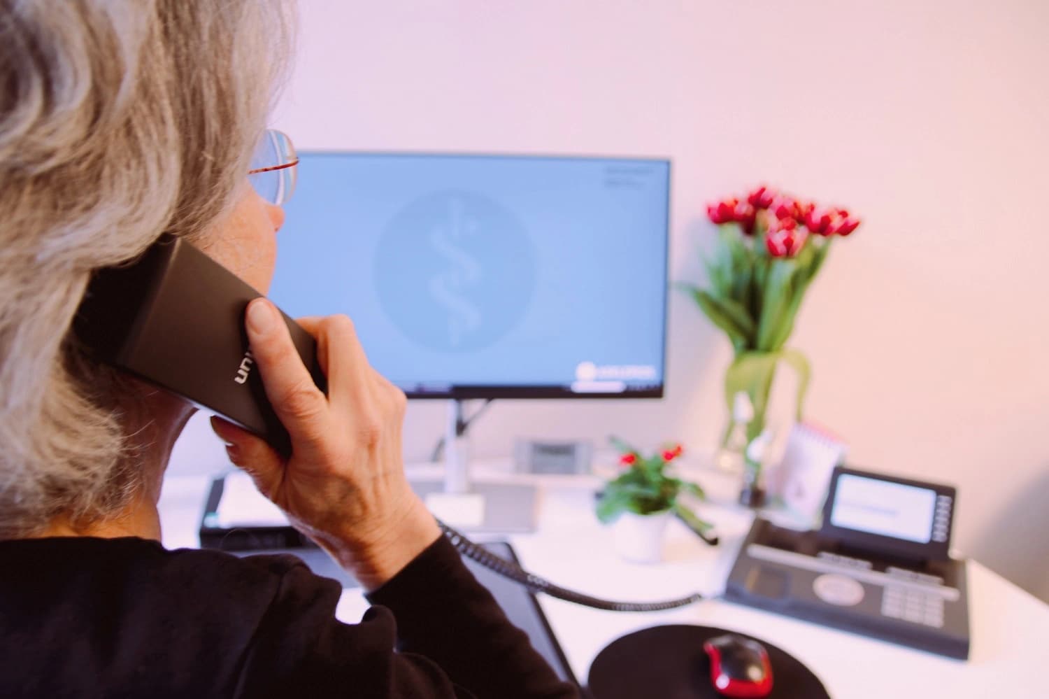Frau führt telefonisches Gespräch